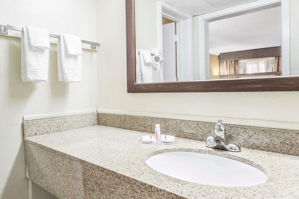 Days Inn By Wyndham Pensacola - Historic Downtown Ngoại thất bức ảnh